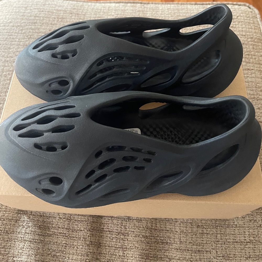 Mineral Blue Yeezy Foam Runner 2021
